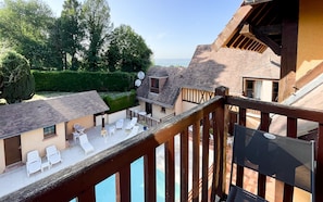 单人房, 阳台, 泳池景观 | 隔音、免费婴儿床、免费 WiFi、床单