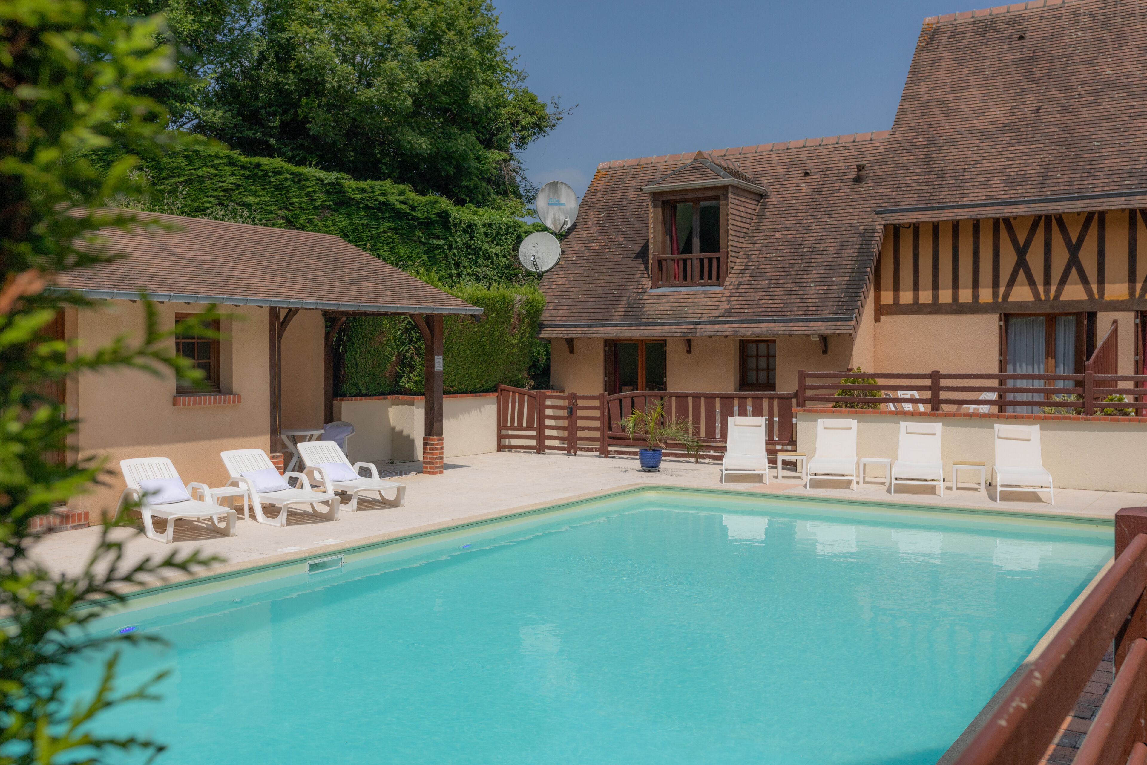 Piscine couverte, piscine extérieure (ouverte en saison)