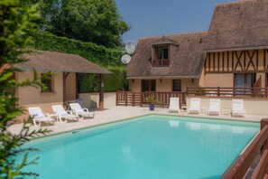 Indoor pool, seasonal outdoor pool, sun loungers - Hôtel Le Romantica (Pennedepie)