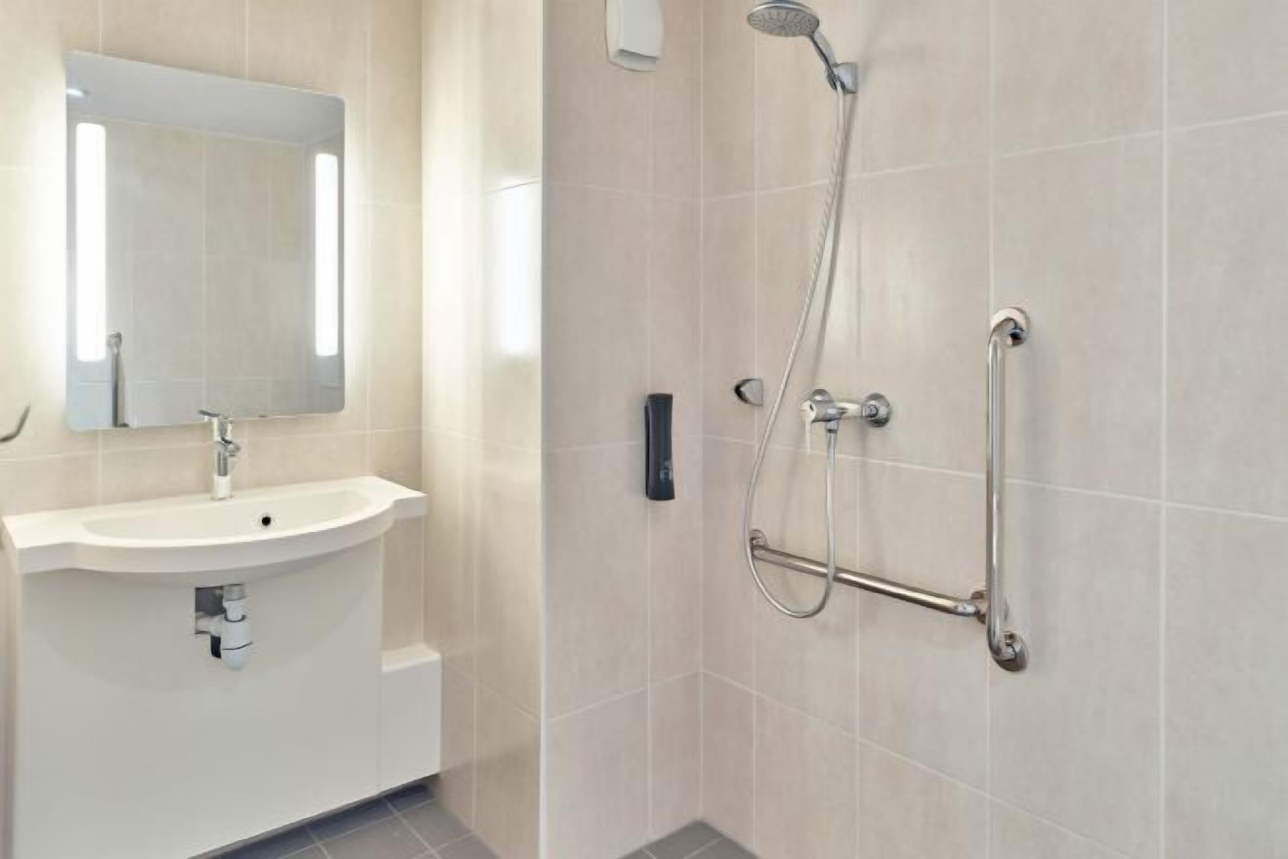 Salle de bain | Douche, serviettes fournies, savon, papier toilette