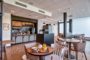 Daily buffet breakfast for a fee - B&B HOTEL Paris Créteil (Creteil)