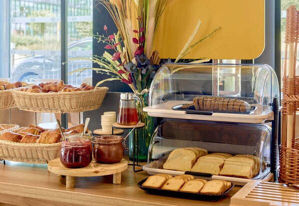 Se ofrece un desayuno bufé todos los días (por un coste adicional)