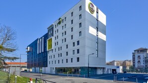 A modern hotel with a white facade and a prominent B&B logo on the corner. - B&B HOTEL Paris Créteil (Creteil)