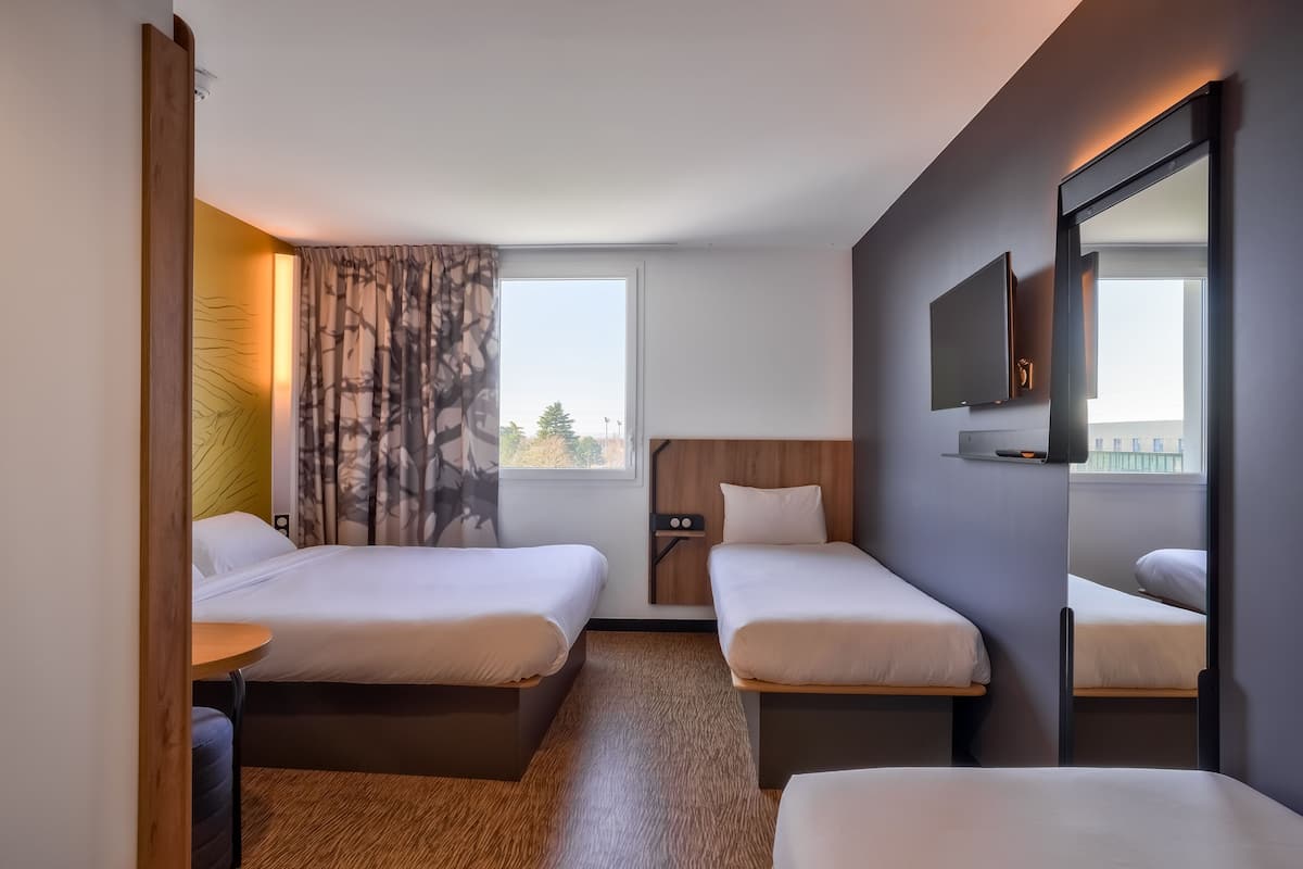 quadruple room | desk, free wifi, bed sheets