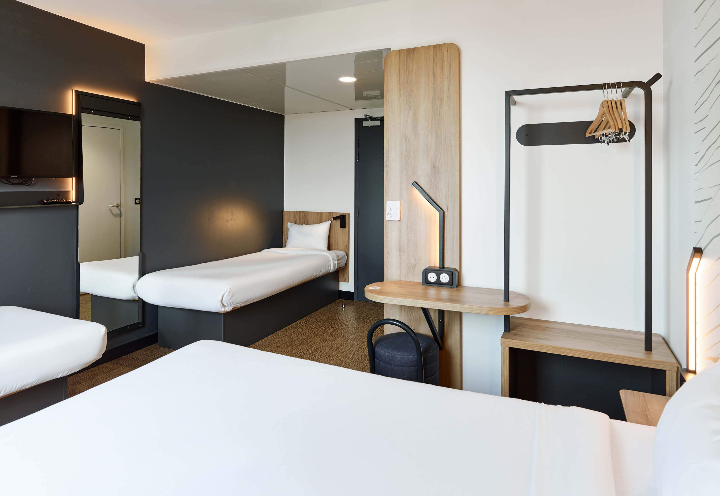 quadruple room | desk, free wifi, bed sheets