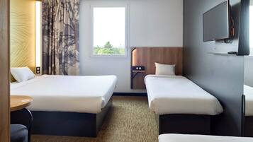 Quadruple Room | Desk, free WiFi, bed sheets