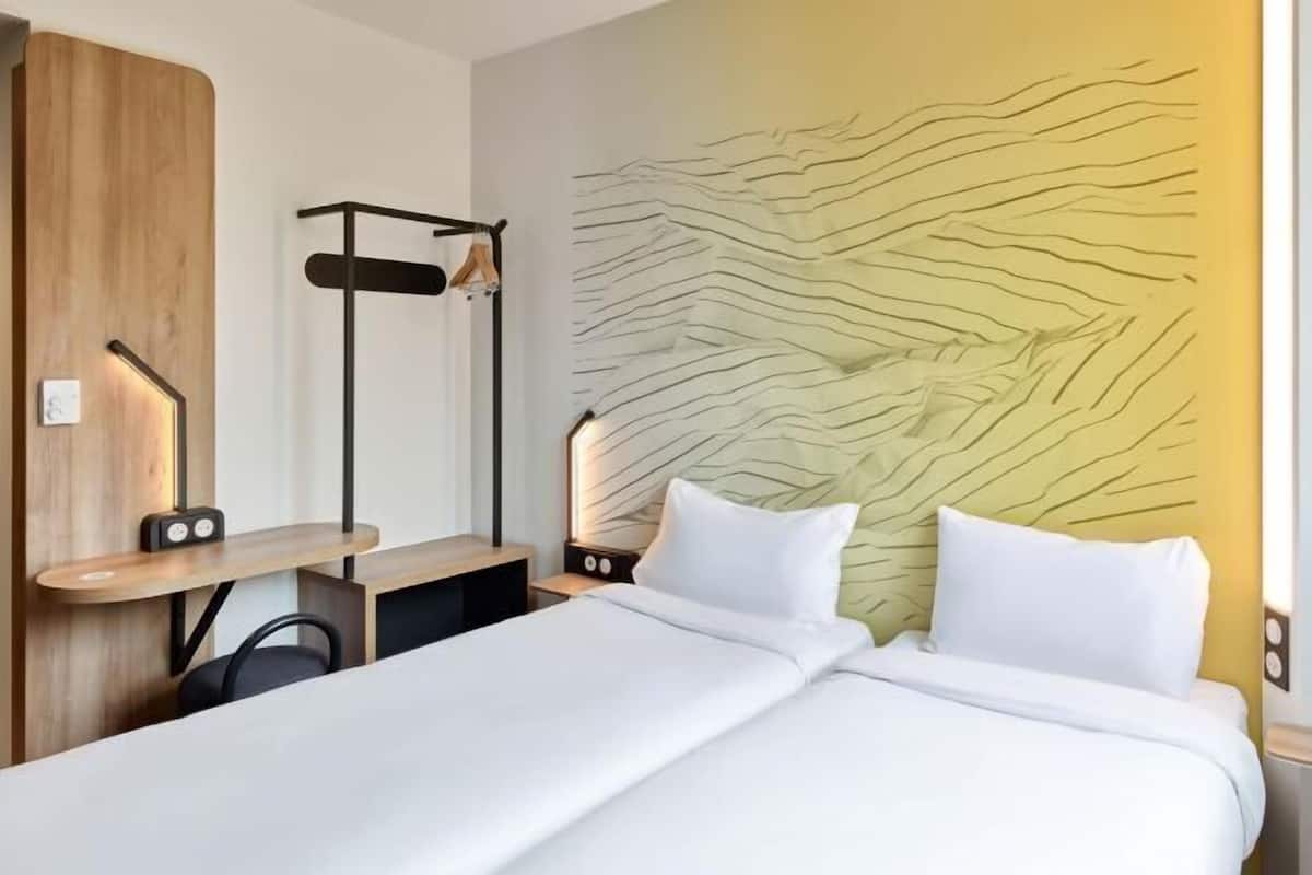 Desk, WiFi (free), bed sheets
