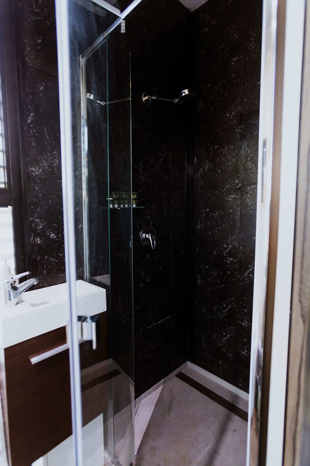 Douche, sèche-cheveux, serviettes fournies