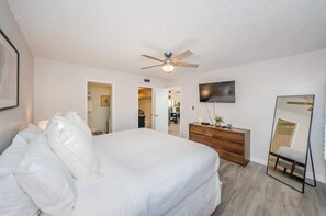 2 bedrooms, iron/ironing board, free WiFi, bed sheets - Hidden Beach Retreat - Pool - Steps from the sand (Clearwater Beach)