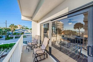 Terrace/patio - Hidden Beach Retreat - Pool - Steps from the sand (Clearwater Beach)