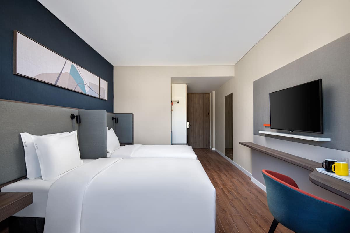 Standard Room, 2 Twin Beds, Garden View | Minibar, in-room safe, desk, blackout drapes