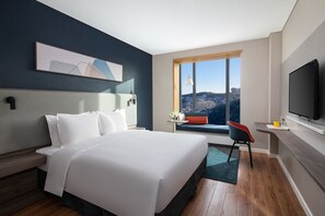 Standard Room, 1 Queen Bed, Mountain View (YuanBao Mountain View) | Minibar, in-room safe, desk, blackout drapes - Holiday Inn Express Chengde Park View by IHG (Chengde)