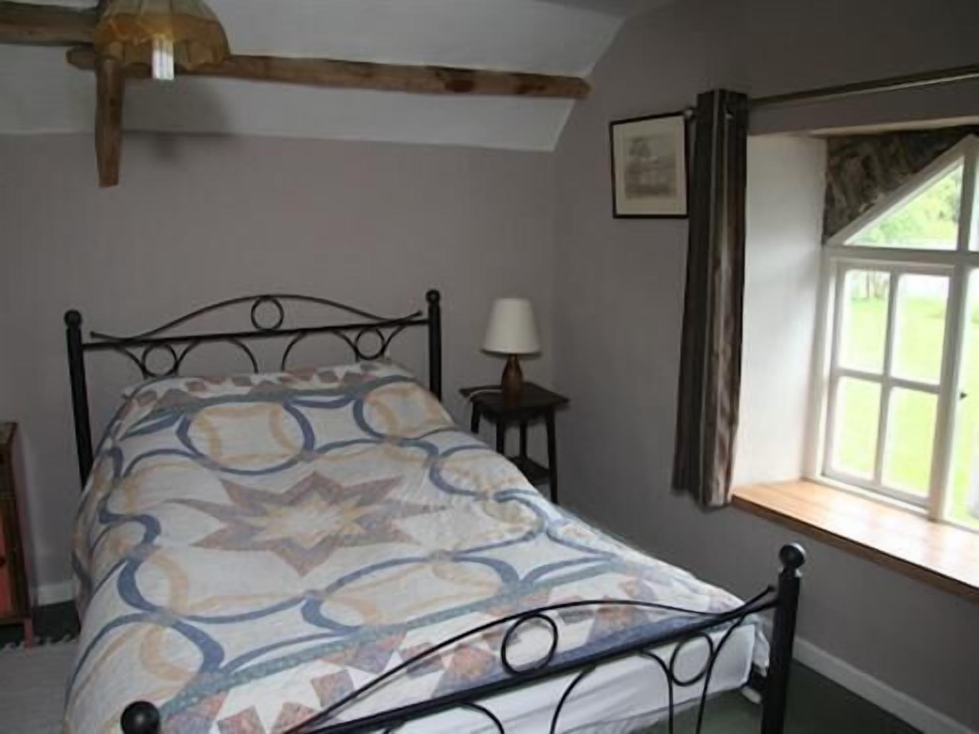 Classic Cottage Shared Bathroom with Garden View at Glynhir Mansion