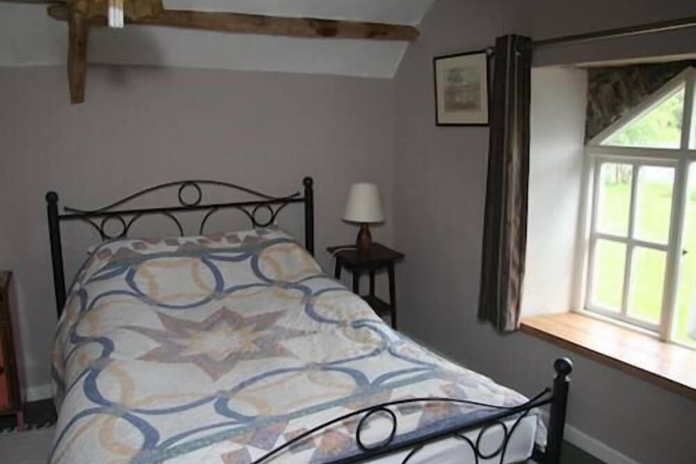 Classic Cottage Shared Bathroom with Garden View at Glynhir Mansion