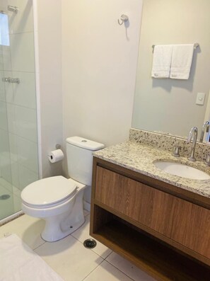 Apartment | Bathroom | Shower, free toiletries, hair dryer, towels - Smart Sharing Bela Vista (São Paulo)