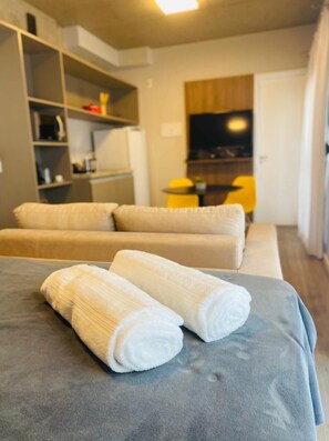 Roupas de cama premium, cortinas blackout, Wi-Fi de cortesia