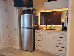 Fridge, microwave, oven, coffee/tea maker