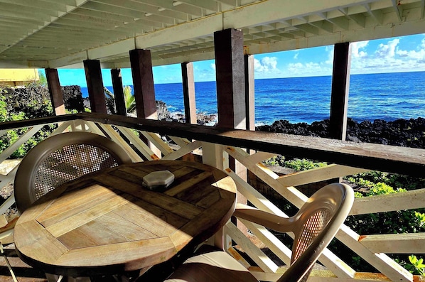 Outdoor dining - Oceanfront studio see whales and dolphins (Pāhoa)