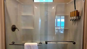 Chuveiro, secador de cabelo, toalhas de banho