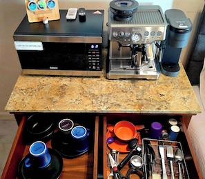 Fridge, microwave, oven, coffee/tea maker - Oceanfront studio see whales and dolphins (Pāhoa)