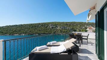 Familienvilla, 6 Schlafzimmer, Balkon, Meerseite (Villa Sine With Amazing Sea Panorama) | Terrasse/Patio
