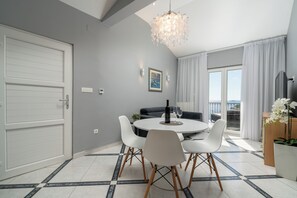 Villa familiar, varias habitaciones, frente al mar (Villa Sine With Amazing Sea Panorama) | Restaurantes