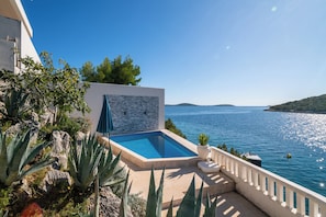 Villa familiale, 6 chambres, balcon, face à la mer (Villa Sine With Amazing Sea Panorama) | Piscine | Piscine extérieure en saison