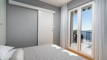 Familienvilla, Mehrere Schlafzimmer, Meerseite (Villa Sine With Amazing Sea Panorama) | 6 Schlafzimmer, Bügeleisen/Bügelbrett, kostenloses WLAN, Bettwäsche