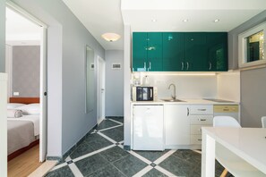 Kühlschrank, Mikrowelle, Ofen, Herdplatte