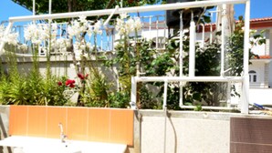 Ein Badezimmer mit Waschbecken und gefliesten Wänden.
