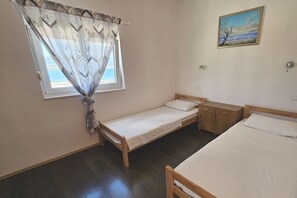 2 bedrooms, iron/ironing board, free WiFi, bed sheets
