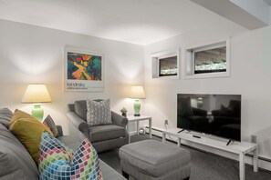 Een televisie en een kantoor