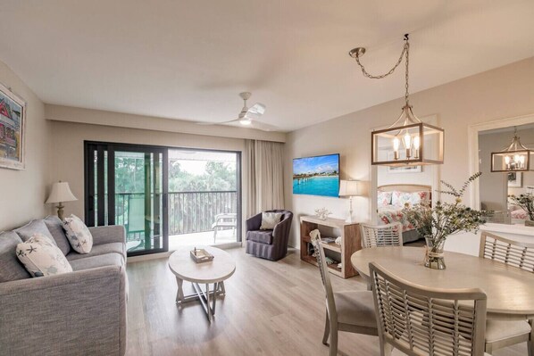 TV - Park Shore Resort Deluxe Condo Top FloorBLDG F#339 (Naples)