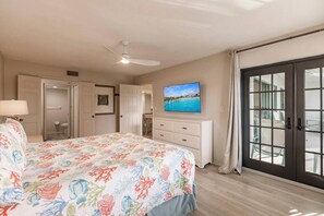 2 habitaciones, escritorio y tabla de planchar con plancha