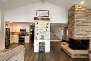 Smart TV, caminetto, libri, impianto stereo