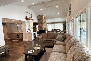 Smart TV, chimenea, libros y estéreo 