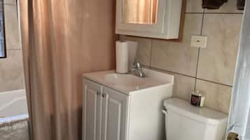 Tina con regadera, secadora de cabello, toallas