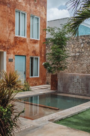 Kolam renang outdoor, dengan kursi berjemur