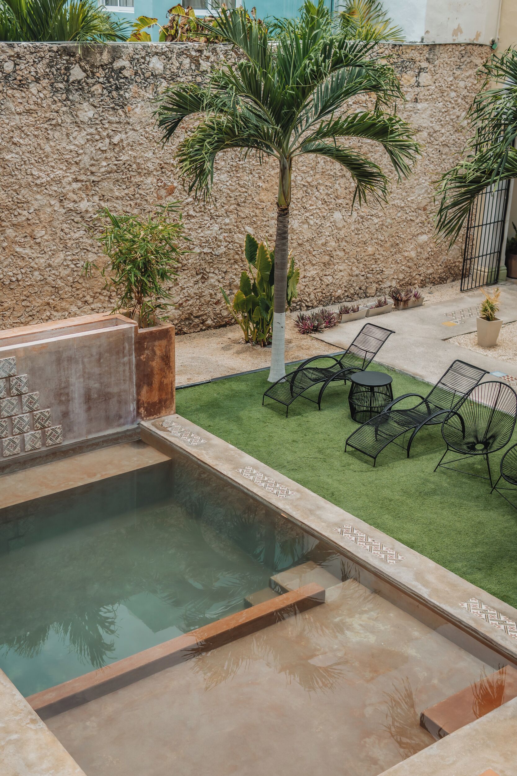 outdoor pool, open 9:00 am to 9:00 pm, pool loungers