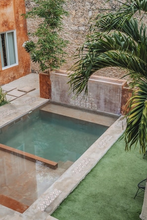 Piscine extérieure, chaises longues