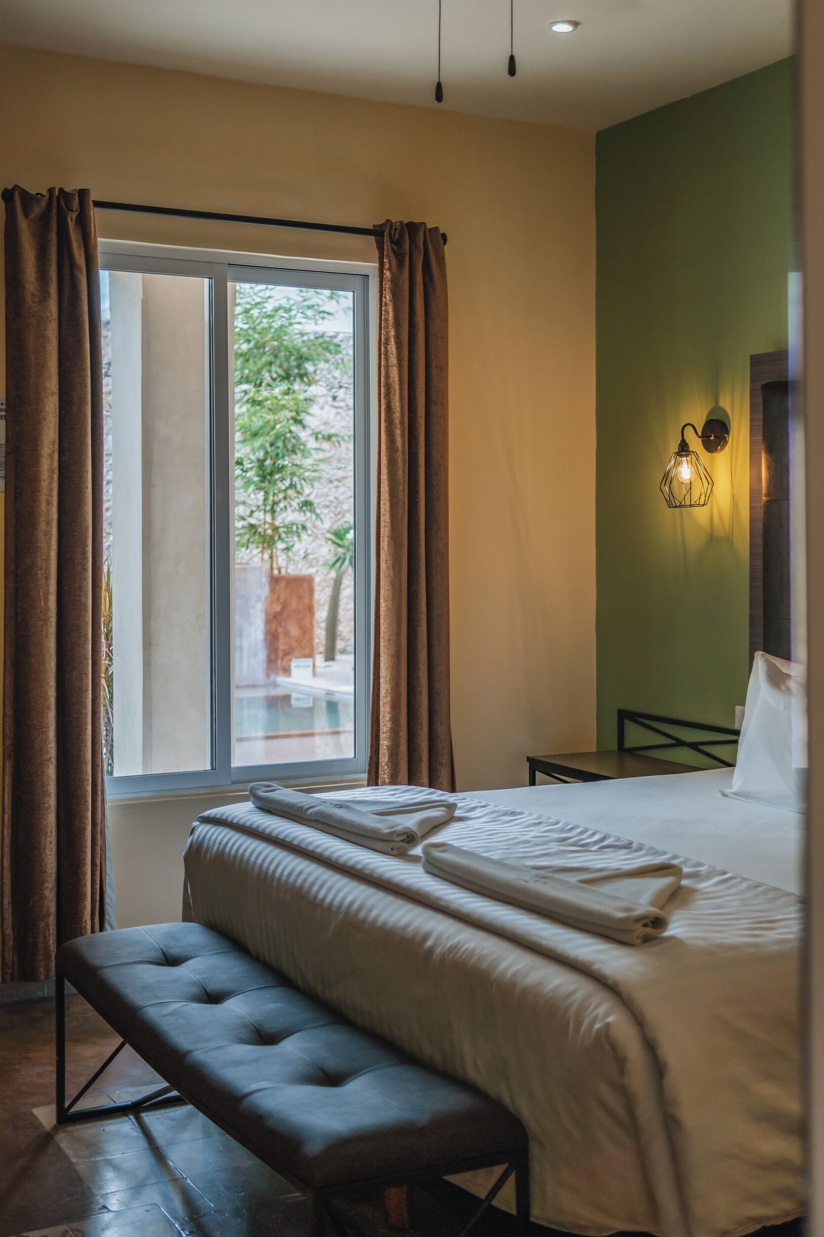 deluxe room | 1 bedroom, desk, free wifi, bed sheets