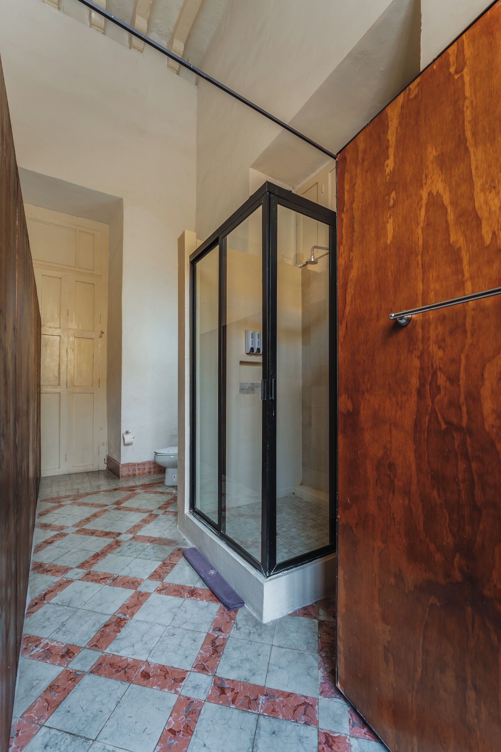 standard suite | bathroom | shower, towels, soap, shampoo