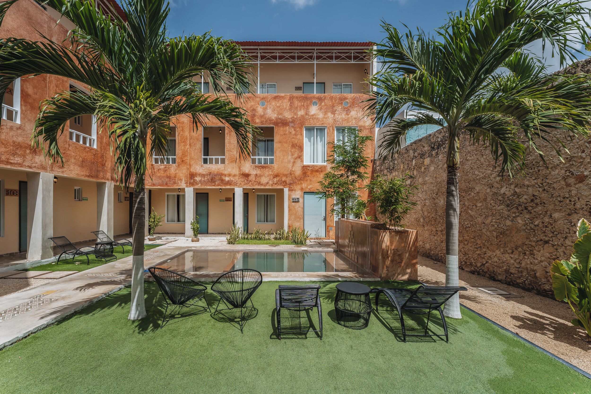 outdoor pool, open 9:00 am to 9:00 pm, pool loungers