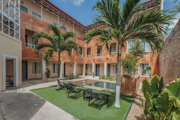 Una piscina al aire libre, sillones reclinables de piscina