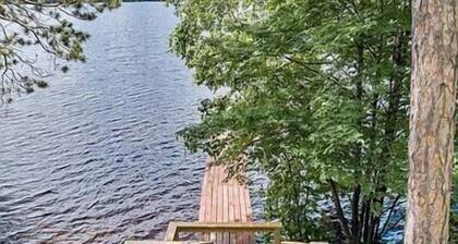 Beautiful Lakefront House With Three Bedrooms, Two Baths, Pier / Hoist