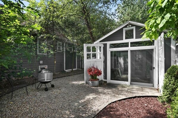Property grounds - Adorable Union Pier Cottage Close To Beach and Downtown! (Union Pier)