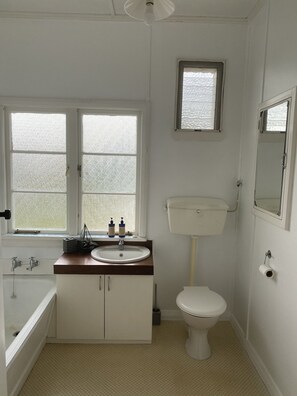Bathtub, towels