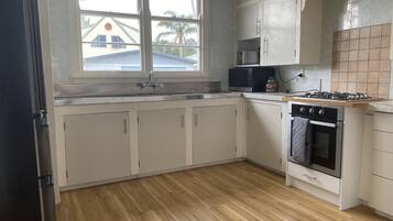 Een magnetron, kookgerei, borden en bestek