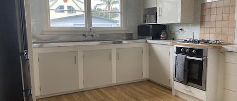 Microwave, cookware/dishes/utensils