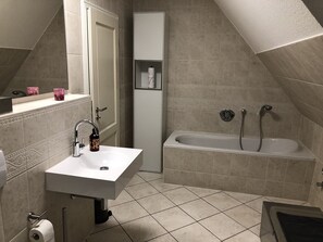 Deluxe Apartment, Private Bathroom, River View (Elbtalblick) | Bathroom - Ferienwohnungen Burkhardt (Meissen)